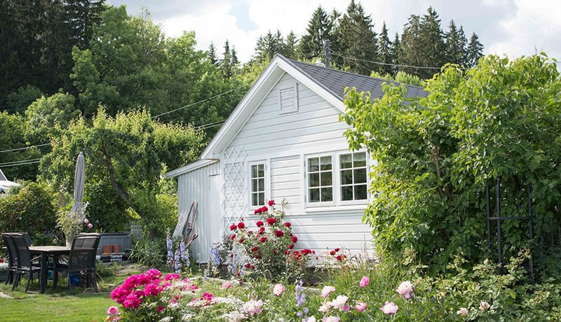 Sommerlig bolig med fin hage og blomster